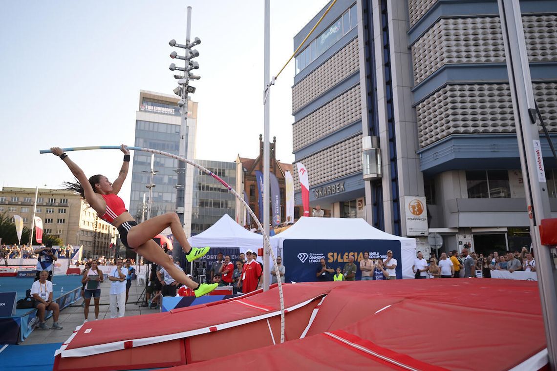 Rozgrzewka przed świętem! Zobaczcie lekkoatletykę na rynku w Katowicach