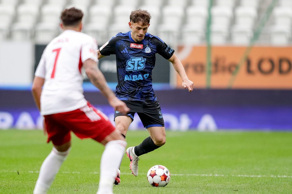Ruch zagra z Wartą Poznań na Stadionie Śląskim. Jest termin meczu po przerwie reprezentacyjnej Piłkarz Ruchu Chorzów z piłką podczas meczu ligowego z ŁKS Łódź w październiku 2026 roku