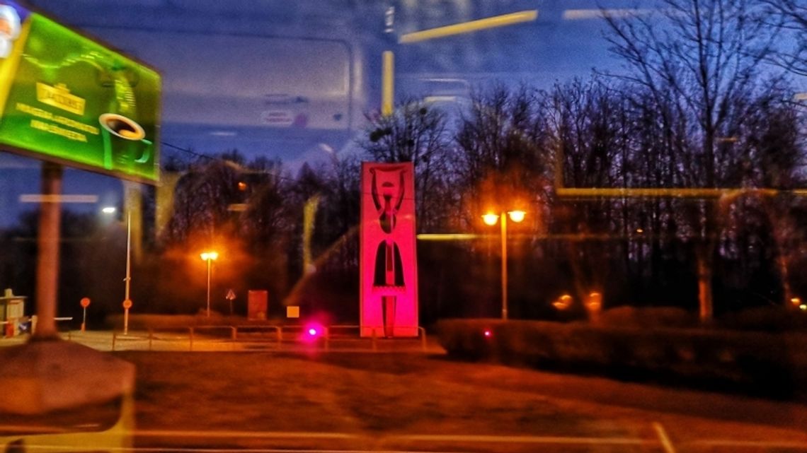 Rzeźba Karolinki rozbłysła na różowo