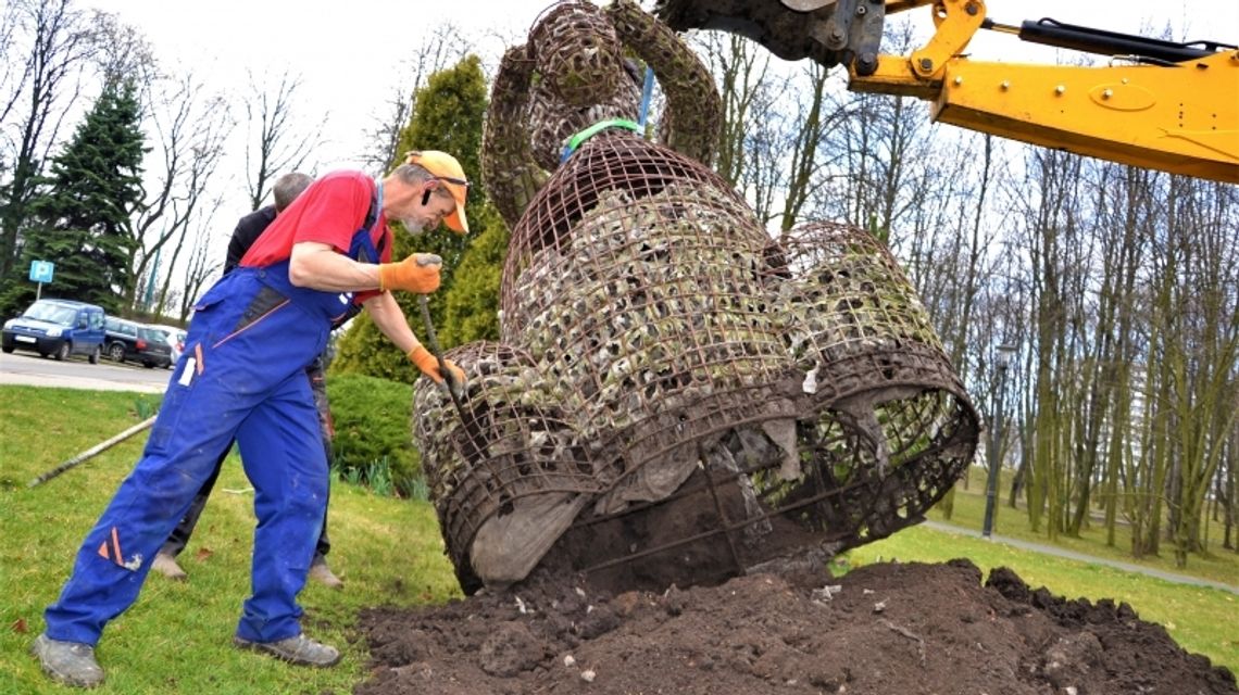 Rzeźba wiewiórki ustąpiła miejsca "Źrebakom"