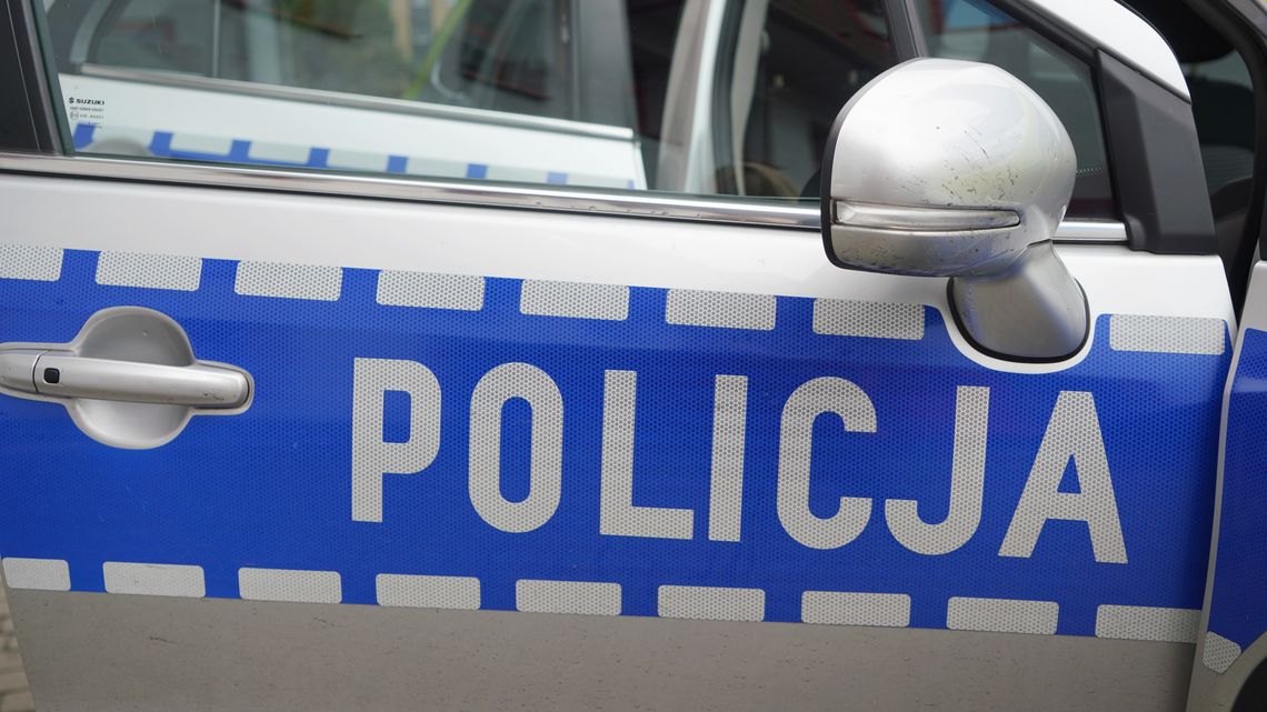 Rzucił w policjanta deską. Teraz za to odpowie