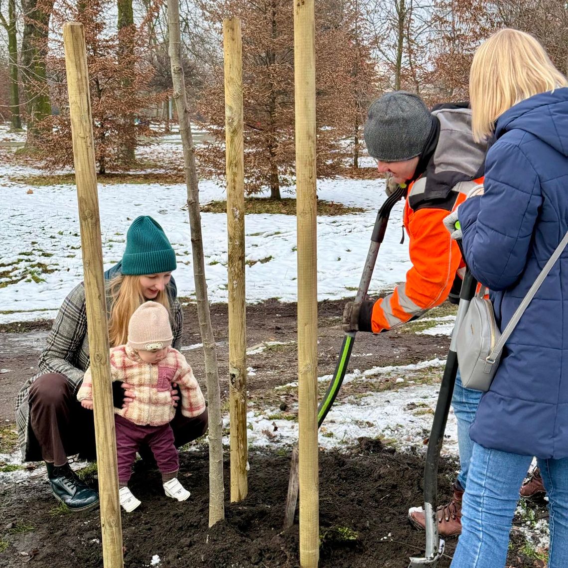 Sadzenie drzew na Lipińskich Plantach w ramach akcji #drzewkozadziecko Sadzenie drzew na Lipińskich Plantach w ramach akcji #drzewkozadziecko