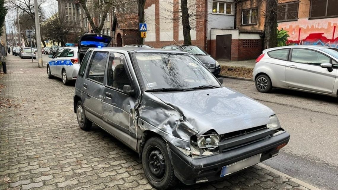 Samochód uderzył w tramwaj. Kierujący nim mężczyzna miał 2,5 promila