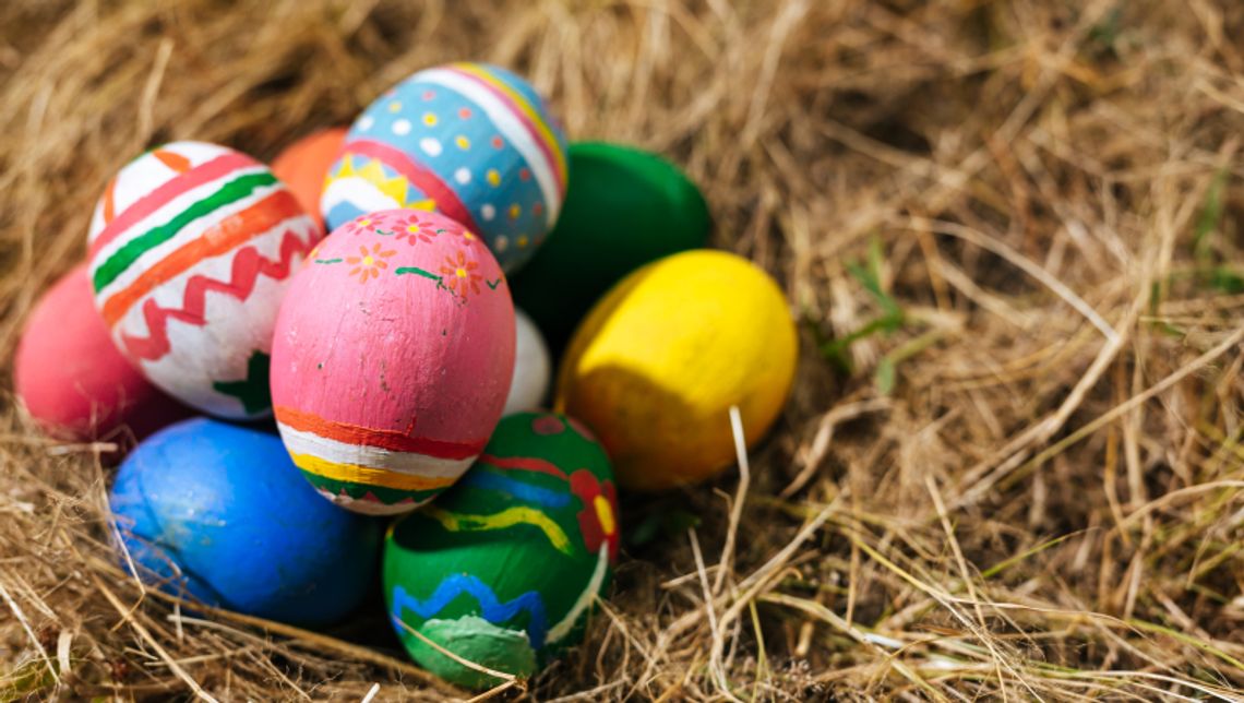 Samotni i potrzebujący przy wielkanocnym stole