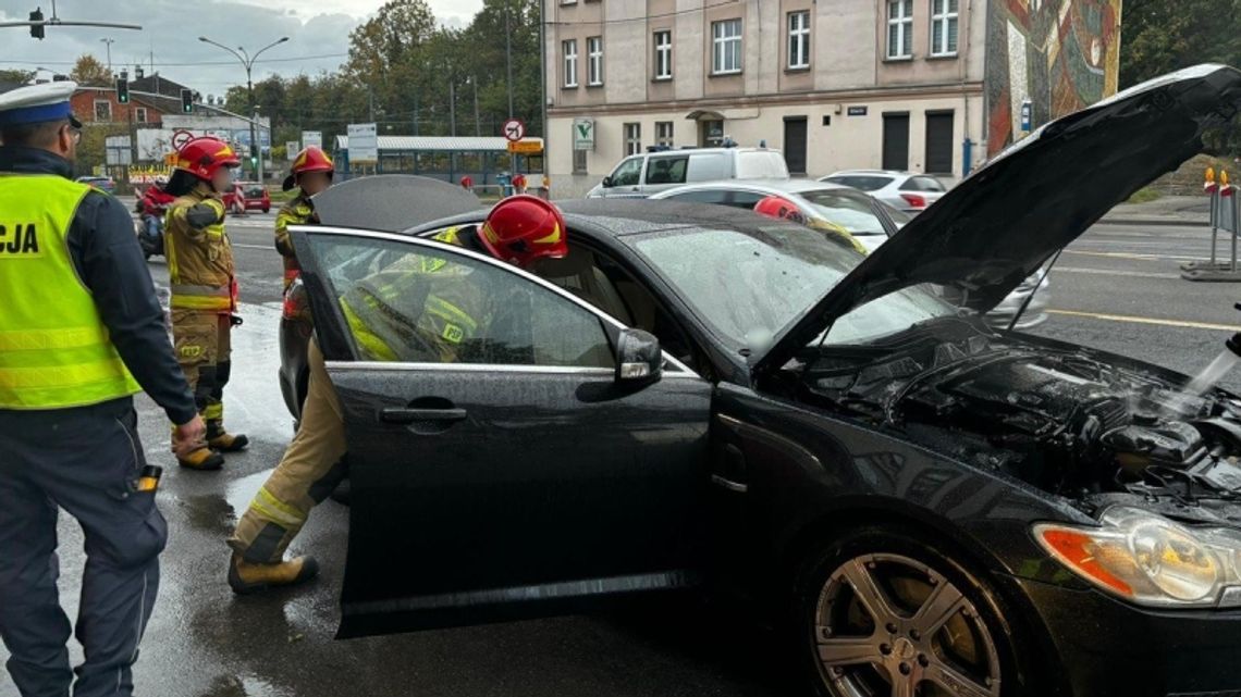 Samozapłon samochodu na drodze. Z pomocą ruszyli chorzowscy policjanci