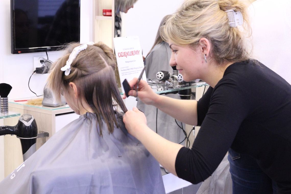 Ścięły włosy w słusznej sprawie [WIDEO+ZDJĘCIA]