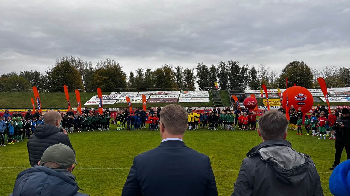 Skałka pełna młodych piłkarzy. Finał Tarczyński Copa Kabanos w Świętochłowicach Drużyny dziecięce zgromadzone na murawie stadionu im. Pawła Waloszka podczas finału Tarczyński Copa Kabanos