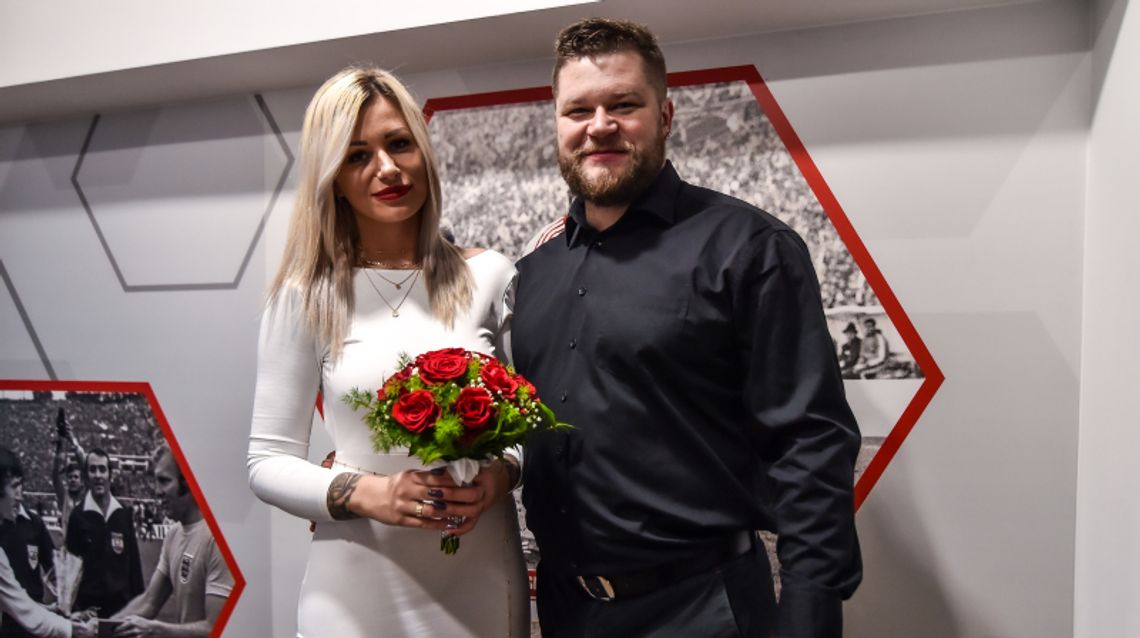 Ślub na Stadionie Śląskim! Paweł Fajdek i Sandra Cichocka powiedzieli sobie "tak" na chorzowskiej arenie [ZDJĘCIA]