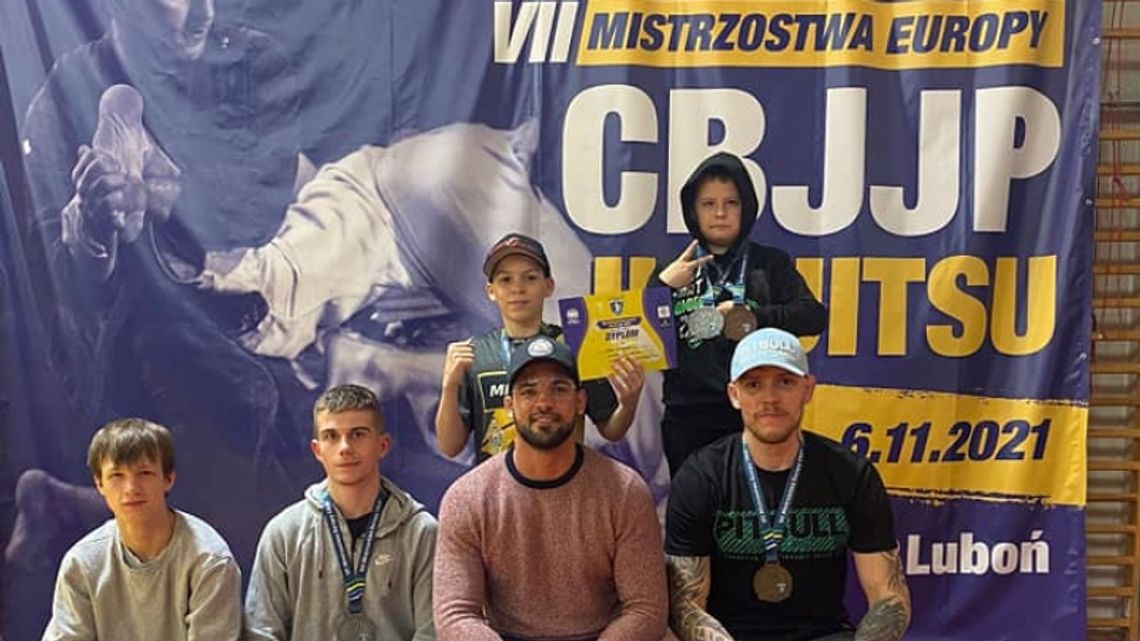 Spartan Chorzów nie zwalnia tempa! Znakomite wyniki na Mistrzostwach Europy CBJJP w Luboniu oraz na Ogólnopolskiej Lidze Dzieci i Młodzieży w Katowicach Spartan Chorzów nie zwalnia tempa! Znakomite wyniki na Mistrzostwach Europy CBJJP w Luboniu oraz na Ogólnopolskiej Lidze Dzieci i Młodzieży w Katowicach