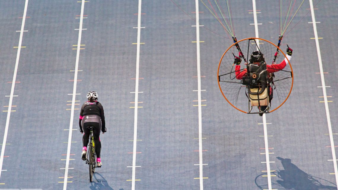 Spektakularny wyczyn polskich motoparalotniarzy na Stadionie Śląskim [WIDEO]