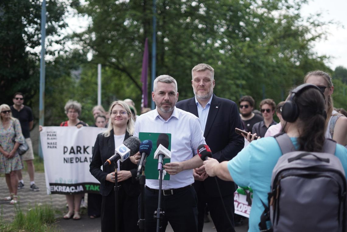 Tereny po OPT w Chorzowie. Zandberg: "Polską rządzi zjednoczona partia deweloperów i banksterów"