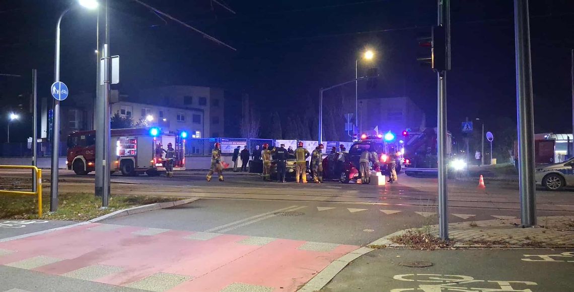 Stłuczka na skrzyżowaniu ulic 3 Maja i Składowej. Jedna osoba trafiła do szpitala Stłuczka na skrzyżowaniu ulic 3 Maja i Składowej. Jedna osoba trafiła do szpitala