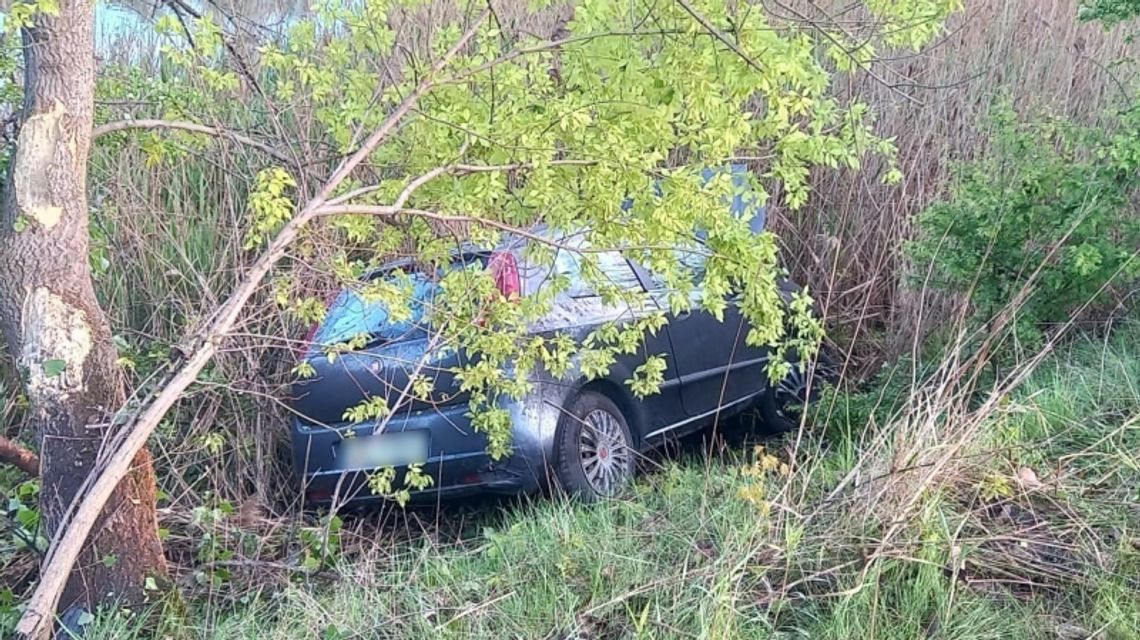 Straciła kontrolę nad pojazdem. Swoją podróż zakończyła w rowie