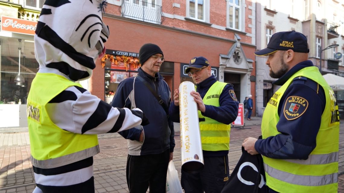 Strażnicy miejscy rozdali chorzowianom odblaski [ZDJĘCIA]