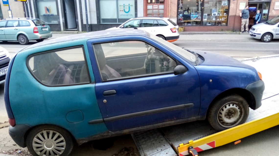 Strażnicy miejscy usuwają wraki Strażnicy miejscy usuwają wraki