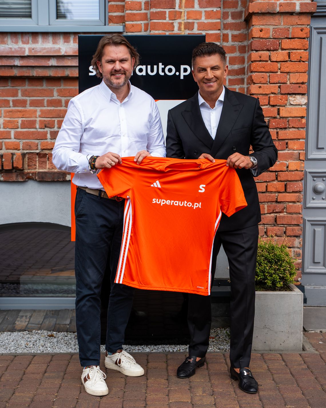 Superauto.pl ma nowego ambasadora. To znany komentator sportowy