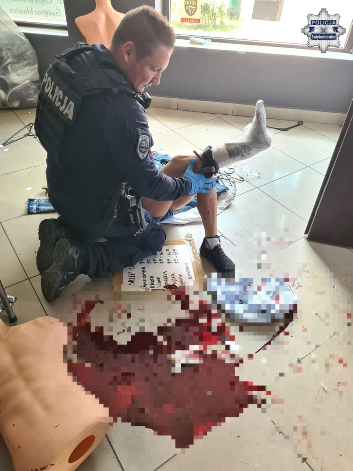 Świętochłowiccy policjanci otrzymali podziękowania za akcję ratunkową Świętochłowiccy policjanci otrzymali podziękowania za akcję ratunkową