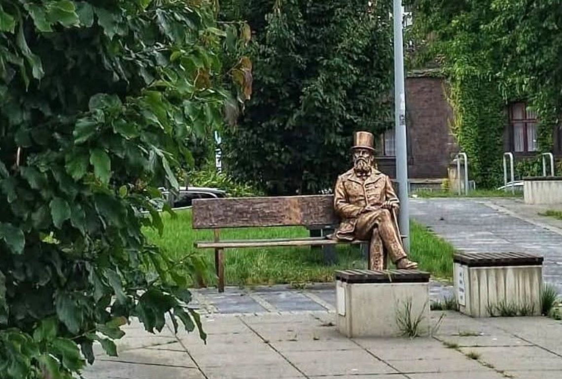 Świętochłowice mają nową atrakcję. Przy fontannie stanęła ławeczka z księciem Guido Hencklem von Donnersmarckiem