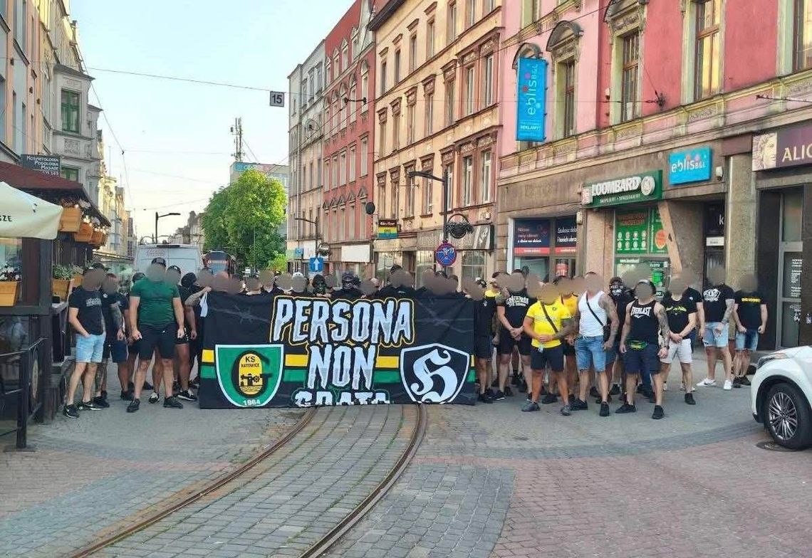 Szalikowcy GieKS-y w centrum Chorzowa. Niebiescy “odprowadzili” ich tramwaj