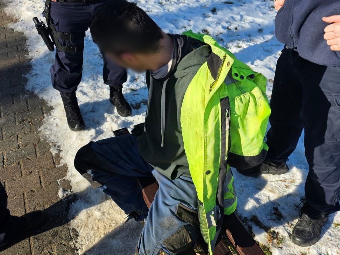 Szybka akcja na granicy miast. Napadł na kobietę z bronią, wpadł w ręce patrolu