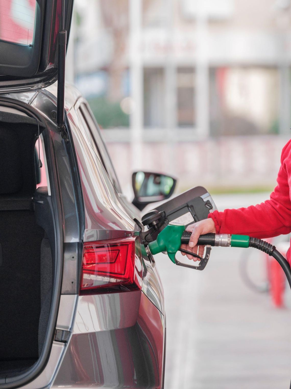 Tankowanie samochodu — zdjęcie ilustracyjne