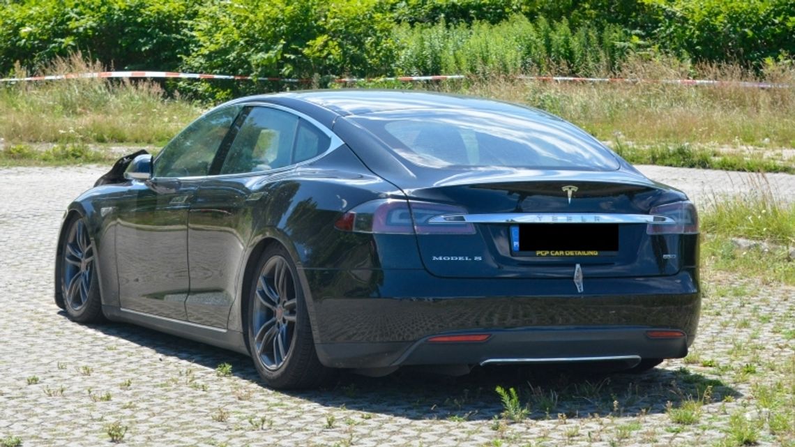 Tesla spłonęła w Chorzowie. Skomplikowany proces gaszenia "elektryka" [ZDJĘCIA]