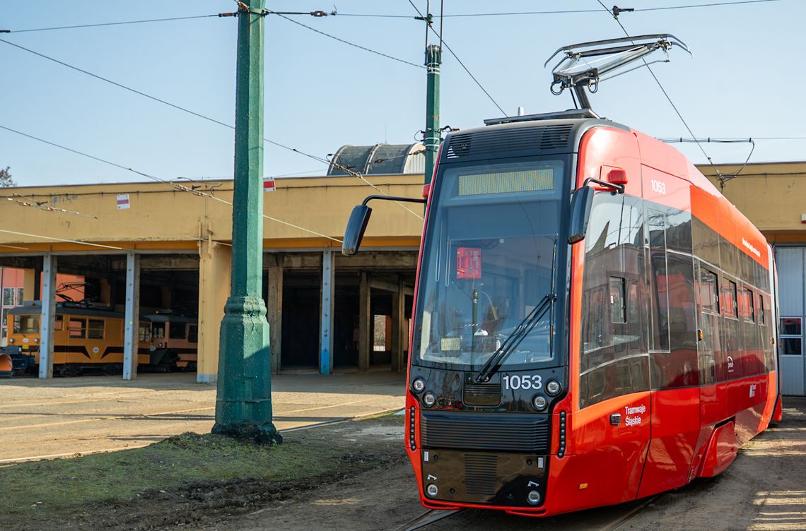 Tramwaje Śląskie z pierwszym nowym pojazdem. To początek dostawy 50 wagonów w ramach wielkiej umowy!