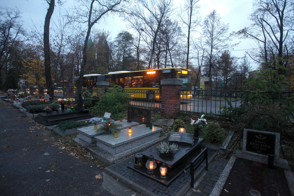 Transport GZM z bezpłatnymi przejazdami i specjalnymi liniami na Wszystkich Świętych Transport GZM z bezpłatnymi przejazdami i specjalnymi liniami na Wszystkich Świętych