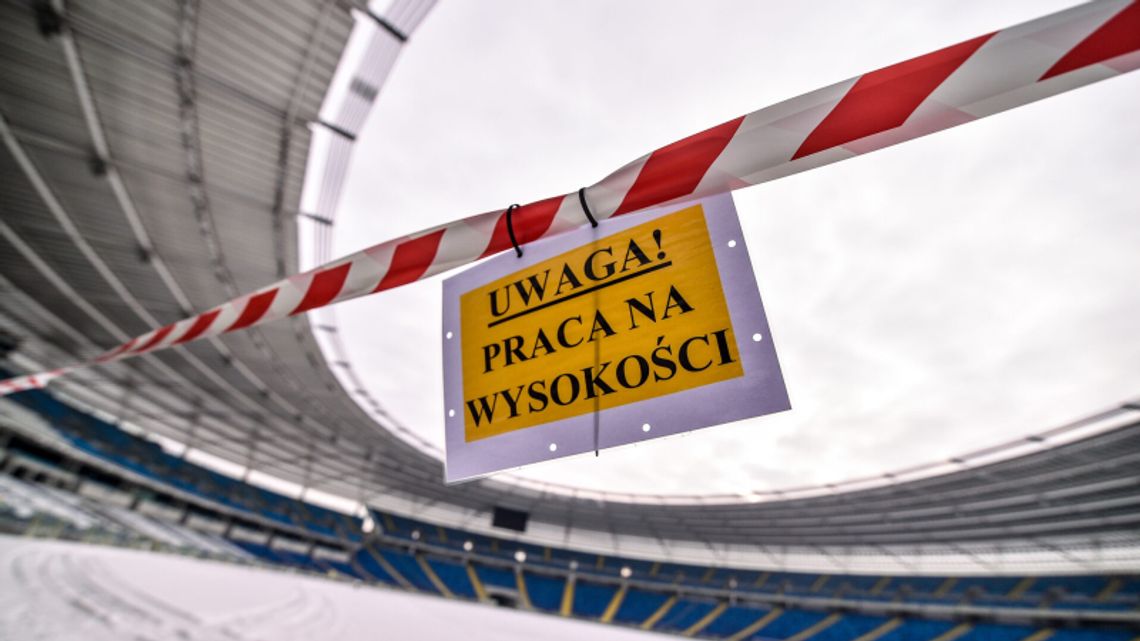Trwa akcja odśnieżania dachu Stadionu Śląskiego Trwa akcja odśnieżania dachu Stadionu Śląskiego