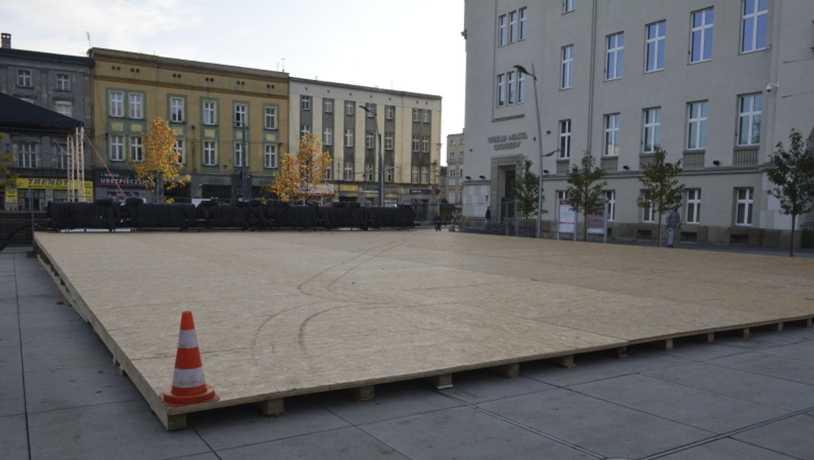 Trwa montaż lodowiska na chorzowskim rynku Trwa montaż lodowiska na chorzowskim rynku