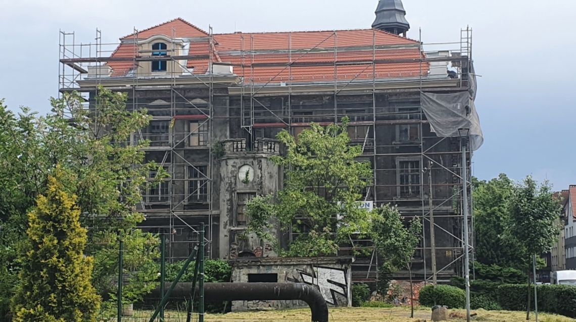 Trwa remont dachu zabytkowego ratusza w Chorzowie Batorym