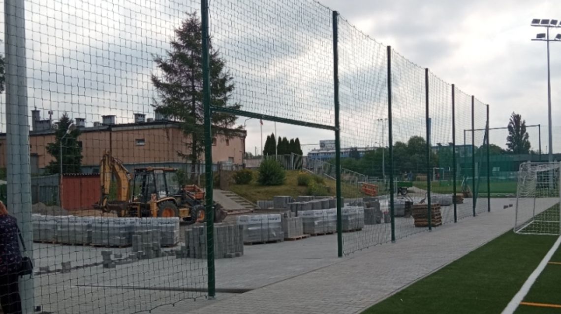 Trwają prace wykończeniowe na Kresach. Otwarcie nowego boiska już niebawem! Trwają prace wykończeniowe na Kresach. Otwarcie nowego boiska już niebawem!