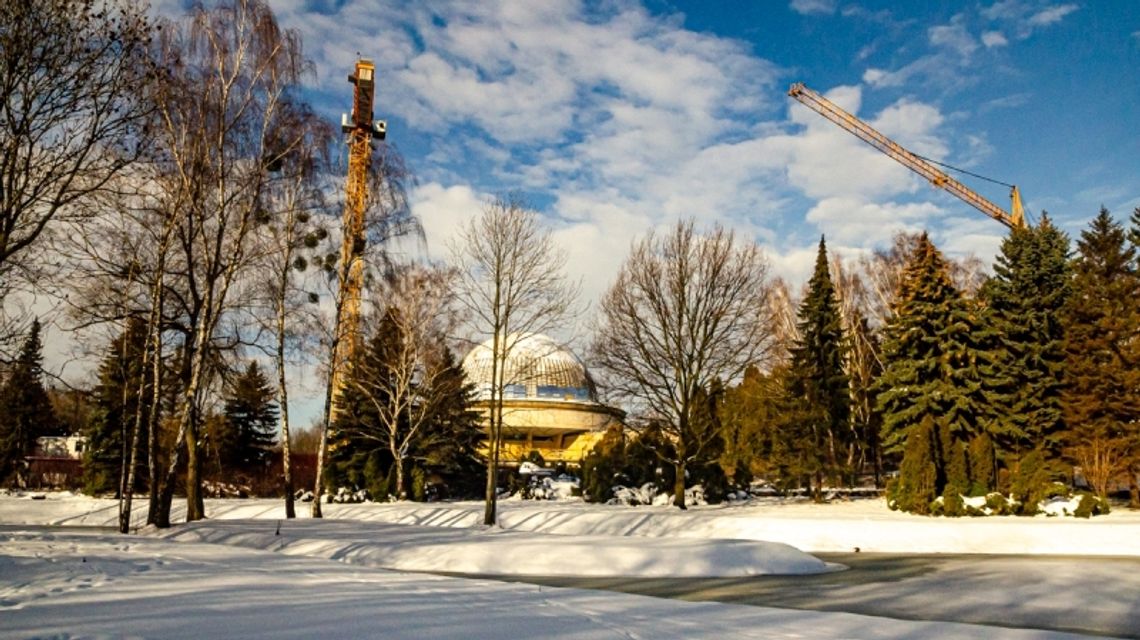 Trwają prace związane z oczyszczaniem stawów przy Planetarium Śląskim