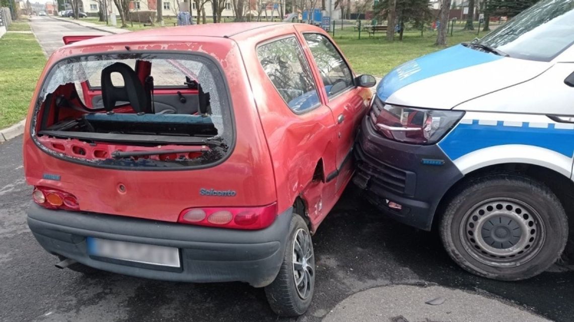 Uciekając zajeżdżał drogę policji, był pod wpływem narkotyków. Pościg zakończył się staranowaniem seicento