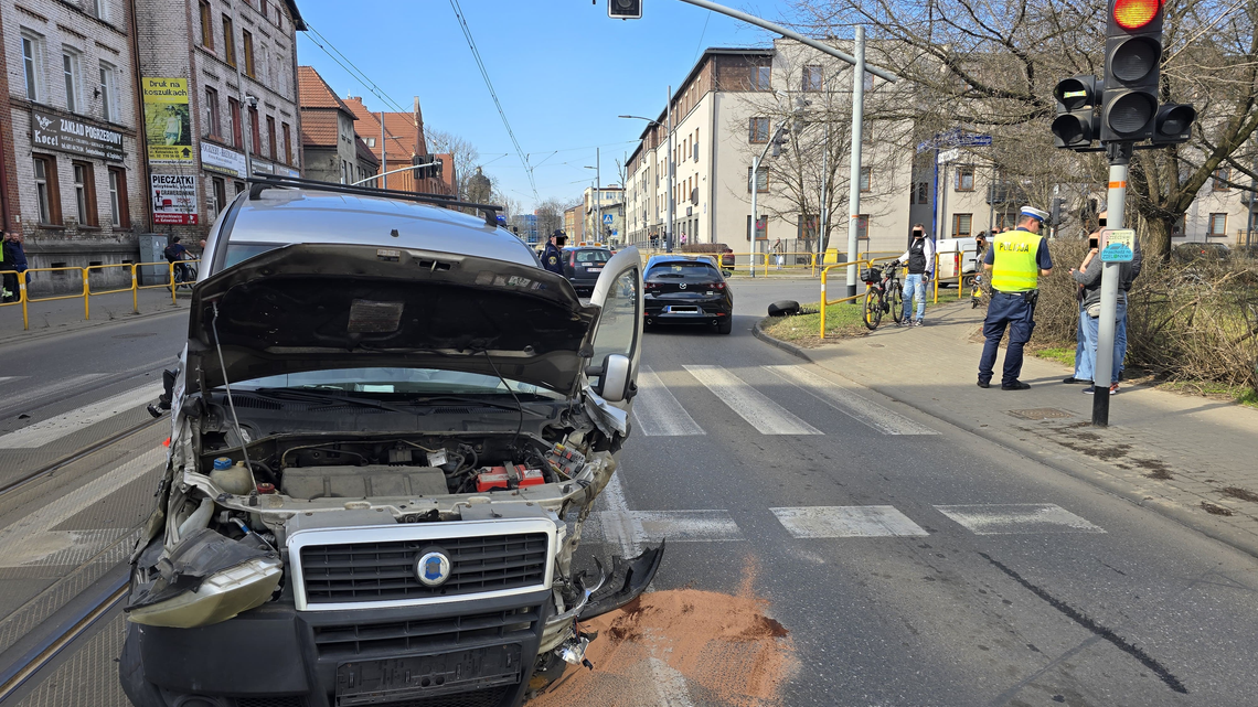 Uciekał po kolizji, doprowadził do kolejnej. Jedna osoba w szpitalu