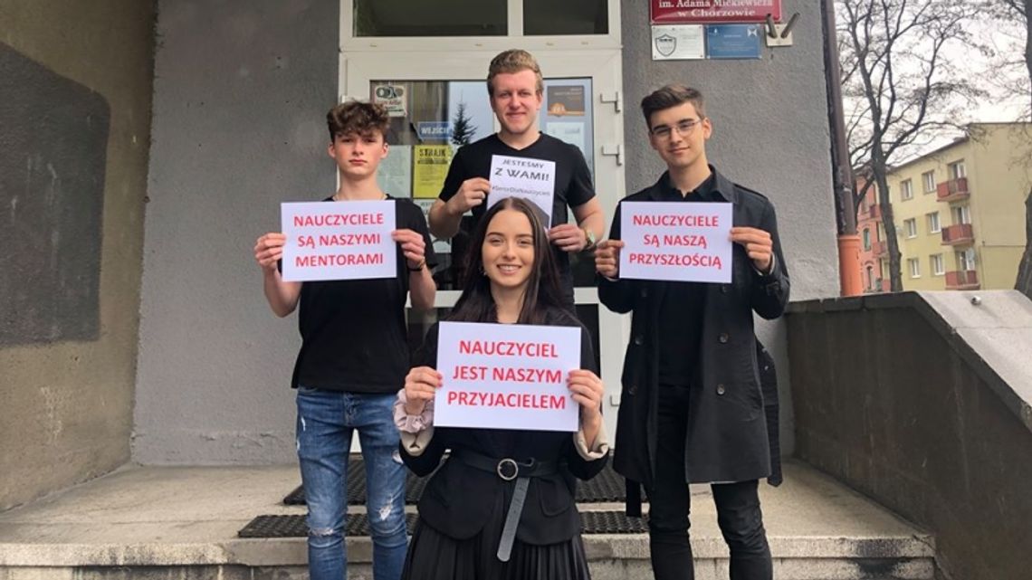 Uczniowie wspierają strajkujących nauczycieli Uczniowie wspierają strajkujących nauczycieli