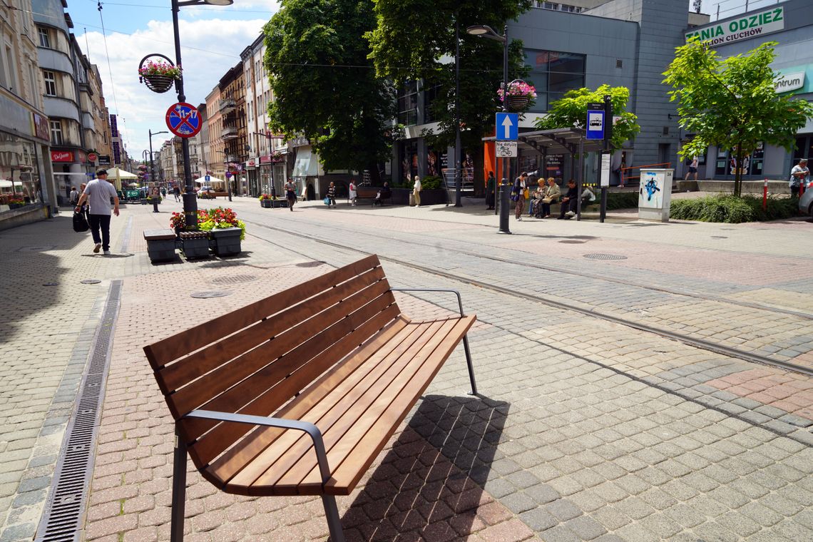 Ulica Wolności wzbogaciła się o nowe ławki Ulica Wolności wzbogaciła się o nowe ławki