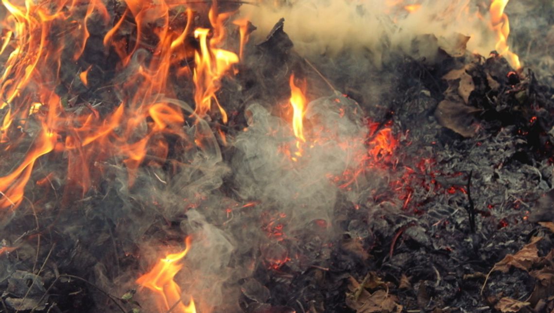 Uratowali kobietę z płonącego mieszkania