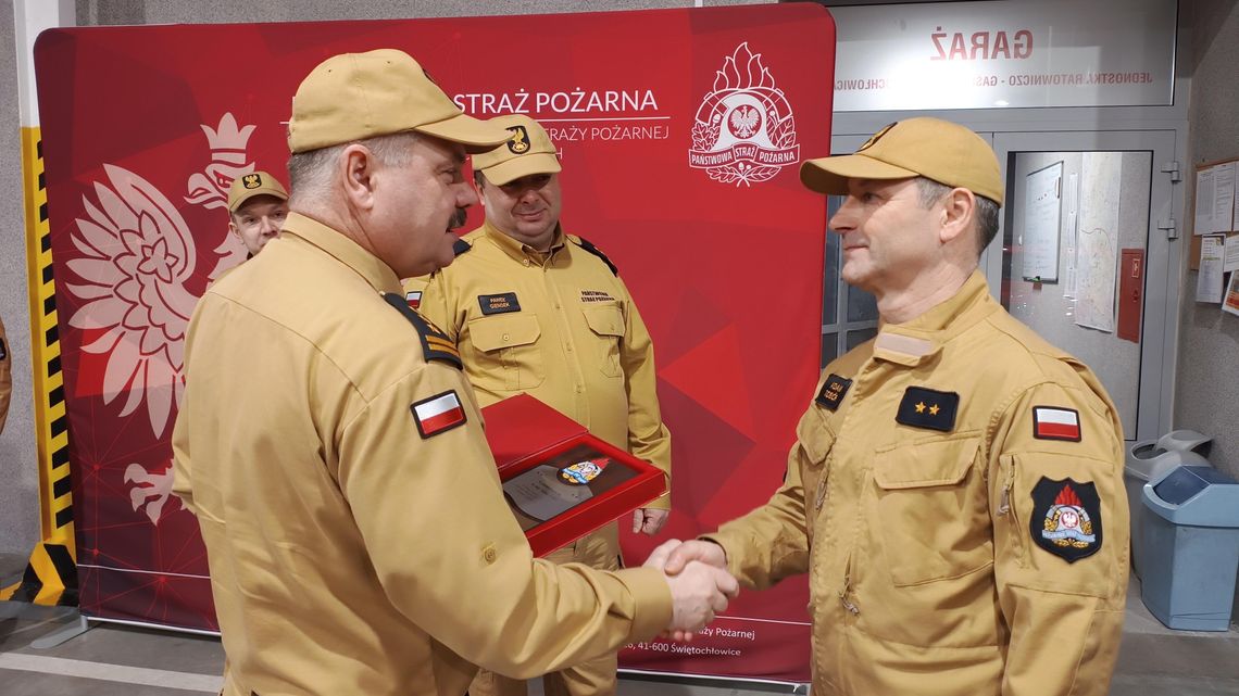 Uroczysta zmiana służby u świętochłowickich strażaków.  Długoletni funkcjonariusz przeszedł na emeryturę!