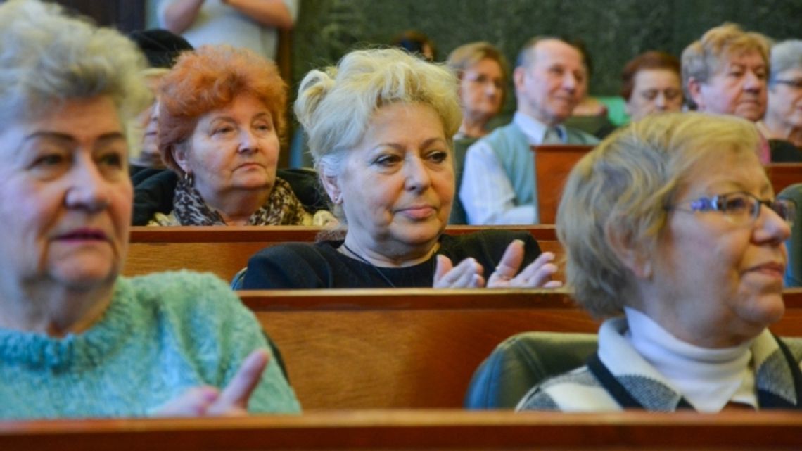 Uroczyste zakończenie semestrów w Chorzowskiej Akademii Seniora Uroczyste zakończenie semestrów w Chorzowskiej Akademii Seniora