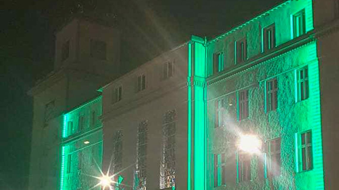 Urząd Miasta podświetlono na zielono, tymczasem nasi policjanci wspierają przygraniczne służby