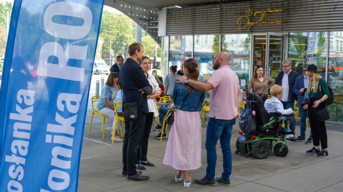 W Chorzowie zbierano podpisy pod petycją o zwiększenie renty socjalnej do minimalnej krajowej - dziś to jedynie 1 217,98 zł [ZDJĘCIA]