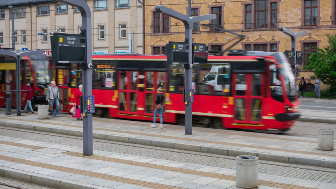 Więcej elektronicznych tablic ZTM do użytku pasażerów. Znalazły się także w Chorzowie Więcej elektronicznych tablic ZTM do użytku pasażerów. Znalazły się także w Chorzowie