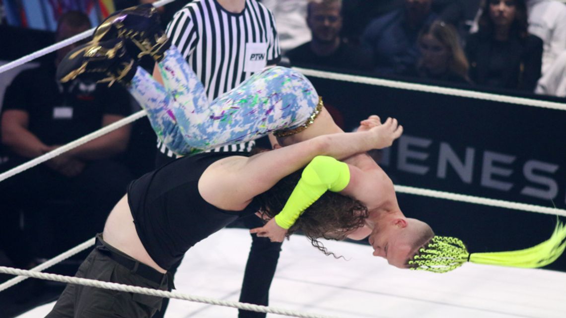 Wielkie show w hali MORiS! Wrestling wysokich lotów porwał publiczność! [ZDJĘCIA]