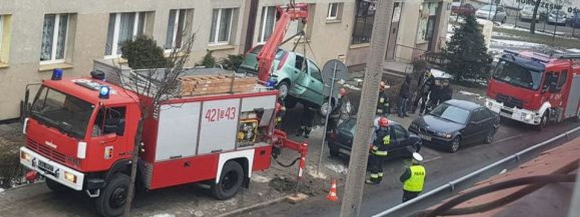 Wjechał do ogródka. Pomocy udzielili strażacy