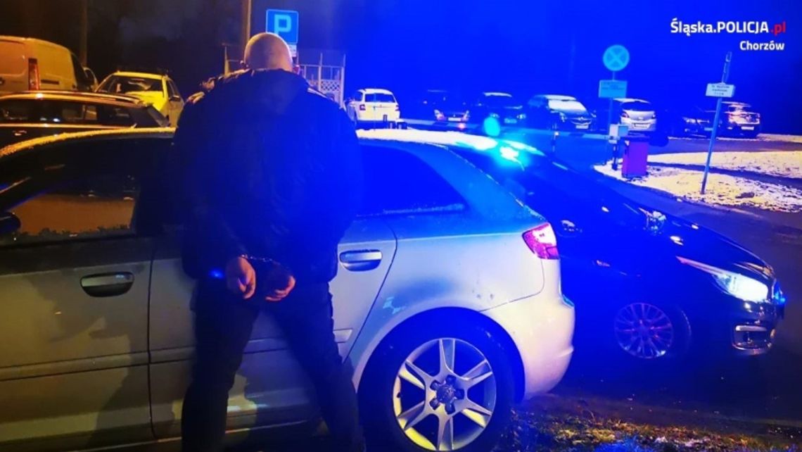 "Wjechał w znak, teraz chodzi w kółko". Kolejny nietrzeźwy kierowca w rękach policji