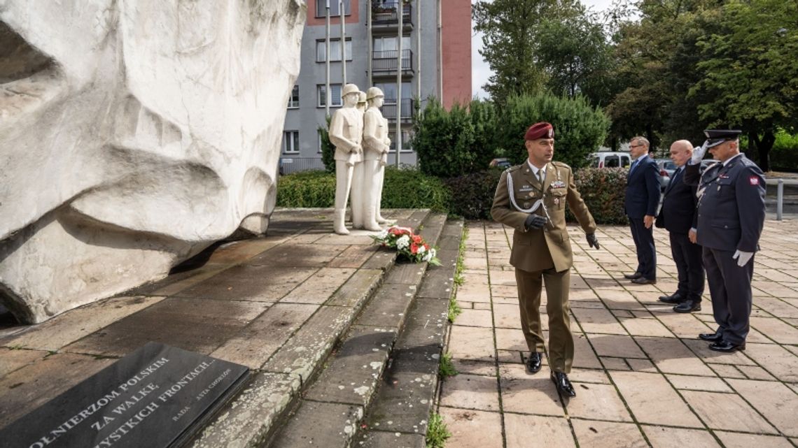 Władze miasta i służby mundurowe upamiętniły 82. rocznicę wybuchu II Wojny Światowej