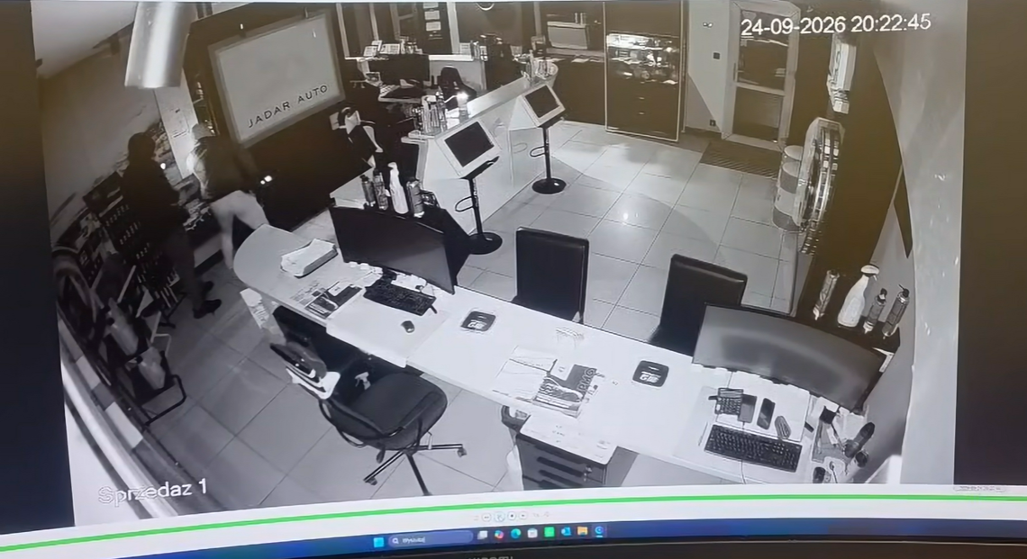 Włamanie do Jadar Auto. Policja poszukuje sprawców [ZDJĘCIA]