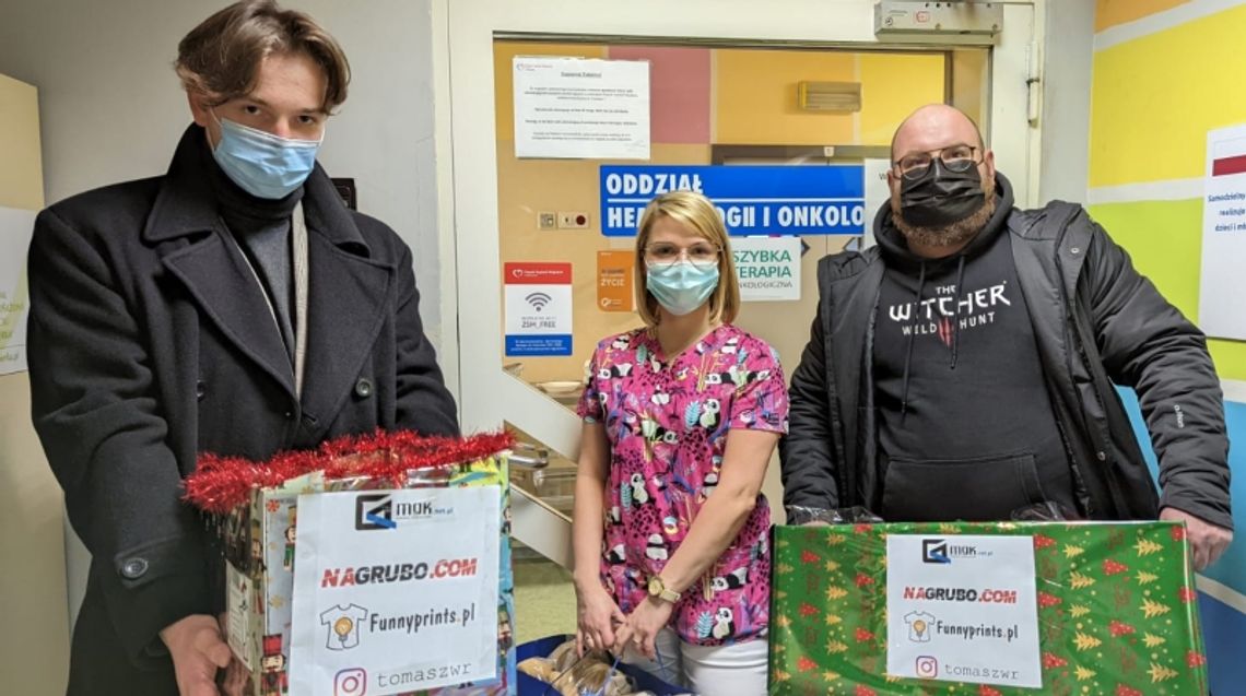 Wspólnie przygotowali świąteczne paczki i obdarowali dzieci z oddziału onkologicznego w Chorzowie Wspólnie przygotowali świąteczne paczki i obdarowali dzieci z oddziału onkologicznego w Chorzowie