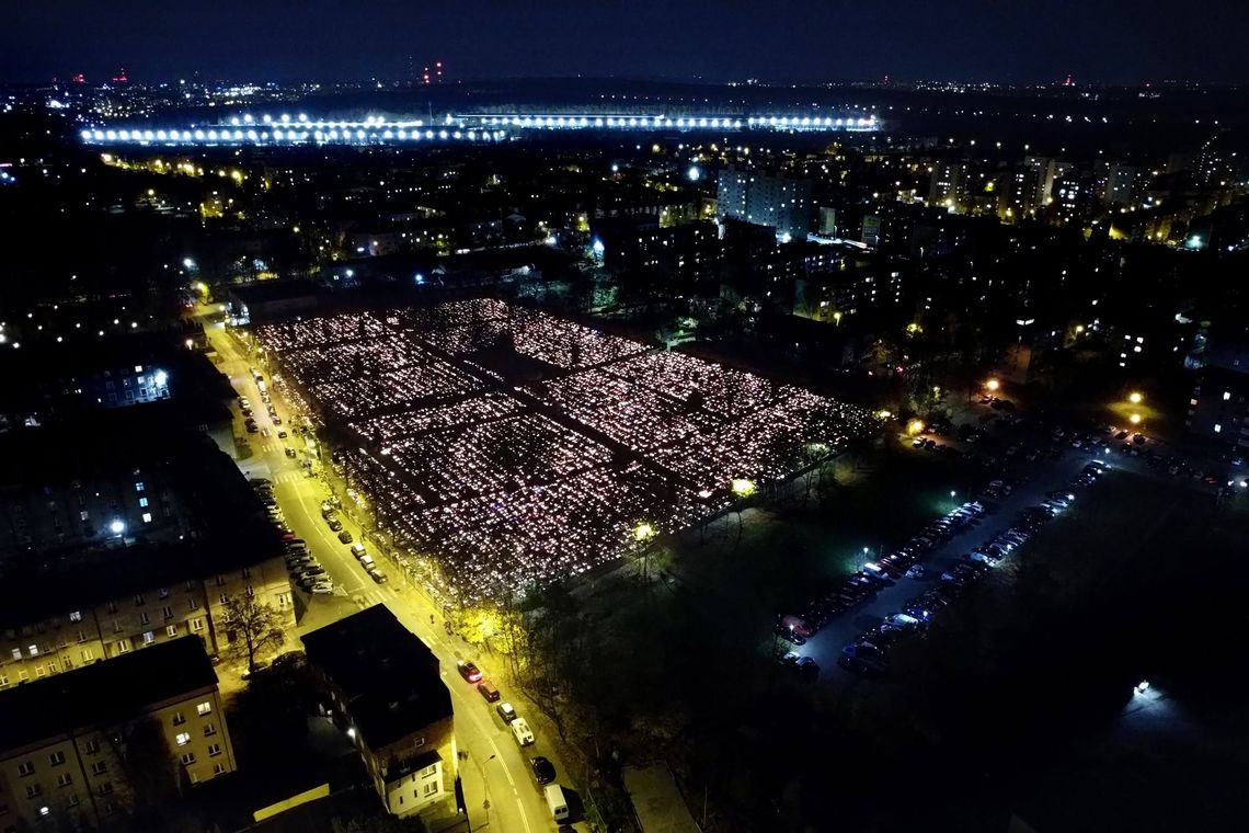 Wszystkich Świętych 2026 w Chorzowie. Dojazd, parkingi i zmiany w ruchu Cmentarz rozświetlony zniczami, widok z lotu ptaka nocą